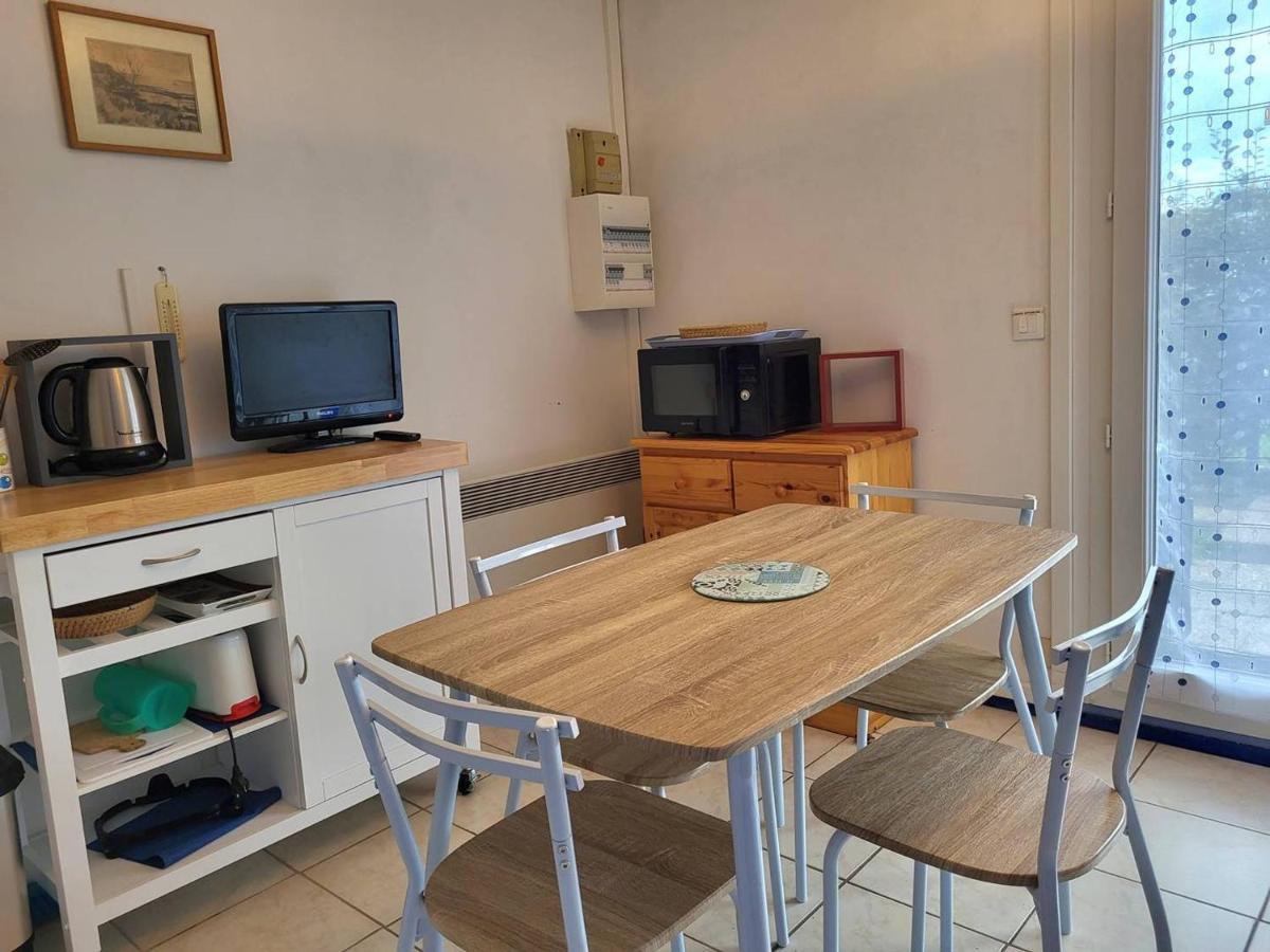 Studio Avec Terrasse, Parking Prive Et Acces Direct A La Plage - Fr-1-465-86 Merville-Franceville-Plage Exterior photo