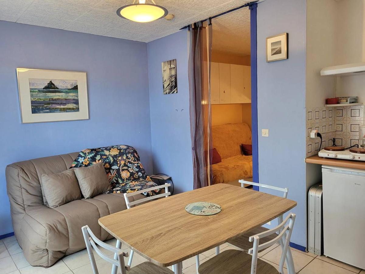 Studio Avec Terrasse, Parking Prive Et Acces Direct A La Plage - Fr-1-465-86 Merville-Franceville-Plage Exterior photo